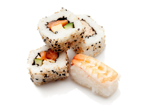 sushi su fondo bianco