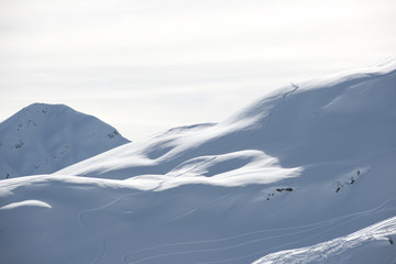 Ski, traces dans la neige, Areches, Savoie, Beaufortain, France