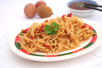 Asiatisches Nudelgericht