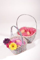 Fototapeta na wymiar Osterkörbe gefüllt mit Blumen und Eiern