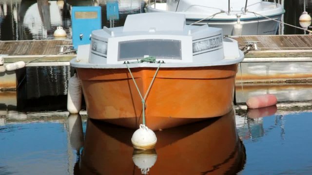 bateau à coque orange à quai