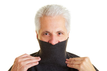 Mann zieht Pullover an