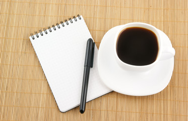 Obraz na płótnie Canvas Blank pad of paper with pen and coffee