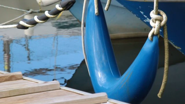 bou&eacute;e bleue prot&eacute;geant la coque