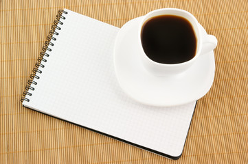 Obraz na płótnie Canvas Blank pad of paper with coffee cup