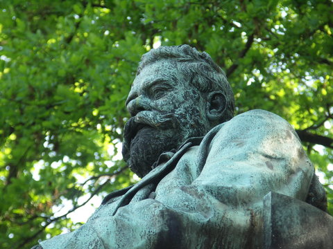 Fritz Reuter Denkmal in Neubrandenburg