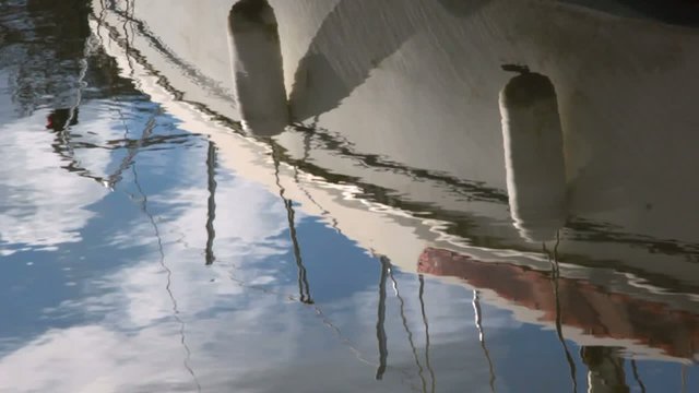 reflet de la coque du voilier dans l'eau