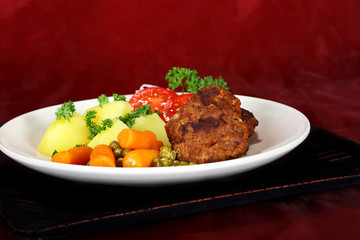 Frikadellen mit Kartoffeln und Gemüse