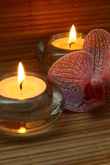 Kerzen und Orchidee