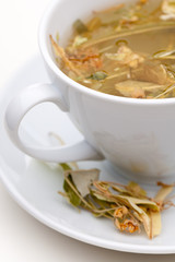 Nahaufnahme von Lindenblütentee