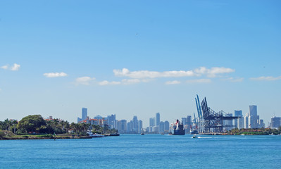 Fototapeta premium Fisher Island-Port of Miami-and Miami Skyline