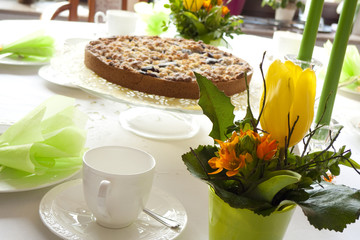 Österlich gedeckte Kuchentafel