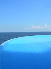Fototapeta premium Infinity pool overlooking the Amazon in Manaus hotel, Brazil