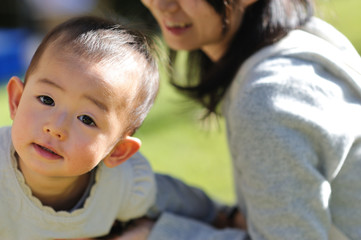 こちらを見つめる幼児と母親