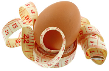 mètre-ruban souple autour oeuf, fond blanc