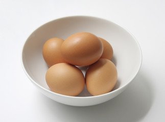 Huevos marrones en un bol