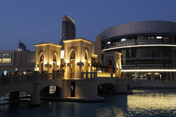 Fototapeta premium Downtown Burj Khalifa and The Dubai Mall at dusk