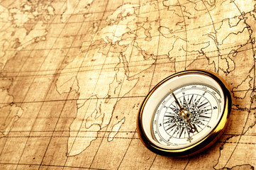 Fototapeta na wymiar Kompas na mapie starych.