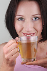 junge frau trinkt eine tasse tee genuss gesundheit
