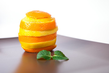 Fototapeta na wymiar Orange citron sur une assiette