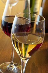 Weißwein und Rotwein