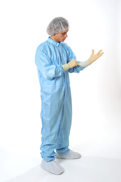 Mann in Reinraumbekleidung Handschuhe anziehen