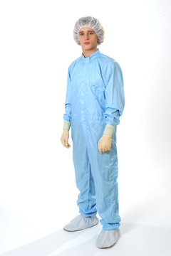 Mann in Reinraumanzug