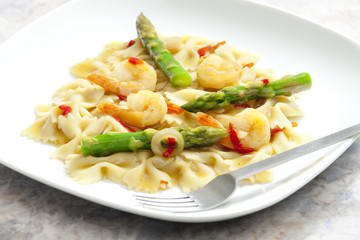 hot pasta farfalle with asparagus and prawns