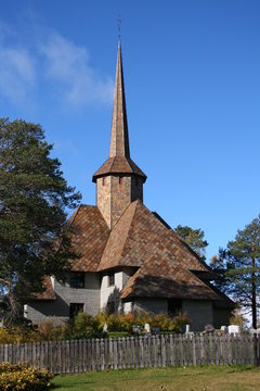 Kirche in Domb&aring;s