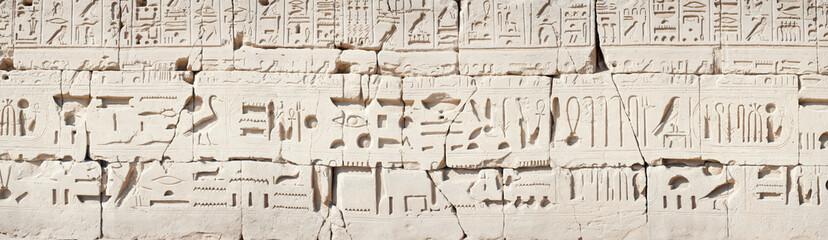 Relief hiéroglyphique dans le temple de Karnak à Louxor