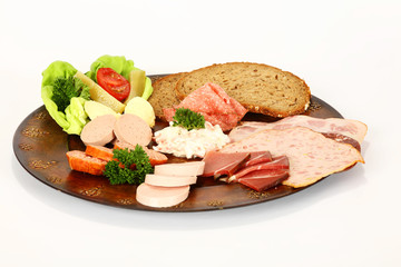 Wurstteller mit frischem Brot