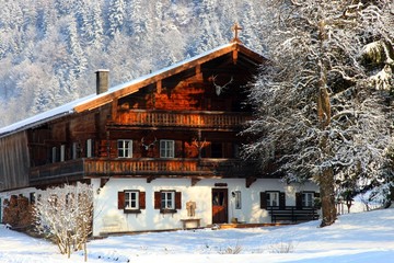 Haus in verschneiter Winterlandschaft, Tirol, Österreich
