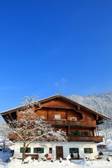 Haus in verschneiter Winterlandschaft, Tirol, Österreich