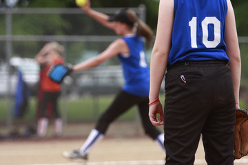 Naklejka premium first basemen getting ready as the pitcher throws the ball