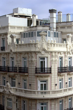 angolo di palazzo antico a Madrid