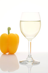 ワイングラスとパプリカ