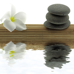ambiance zen minéral, floral, set bambou fond blanc