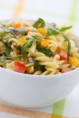 Nudelsalat mit Rucola, Tomate und Paprika