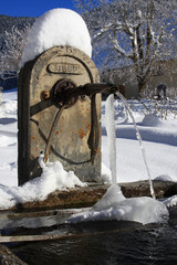 Fontaine sous la neige