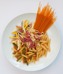 Nudelmix von oben mit Teller