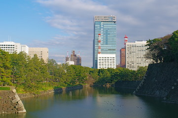 皇居の平川濠と大手町の風景