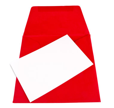 Tarjeta en blanco para escribir con un sobre rojo isolado