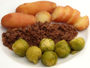 Haschee mit roten Kartoffeln und Rosenkohl