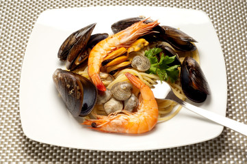 spaghetti con gamberi cozze e vongole