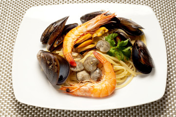piatto di spaghetti con cozze vongole e gamberi