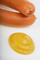 ein Paar Wiener Würstchen auf einem weißen Teller