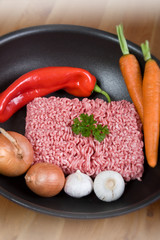 Hackfleisch und Gemüse in Pfanne