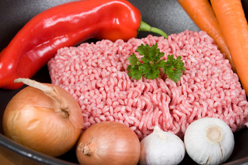 Rinder- und Schweinehackfleisch in Vorbereitung