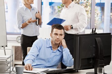 Obraz premium Businessman working on computer