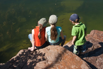 Kinder beim Fischebeobachten